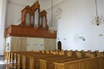 Zicht op het orgel over de kerkbanken afkomstig uit de Emma-kerk.